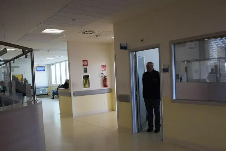 uomo in attesa al cup