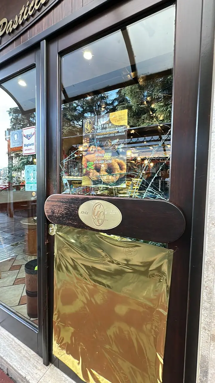 La vetrata rotta al Bar San Francesco