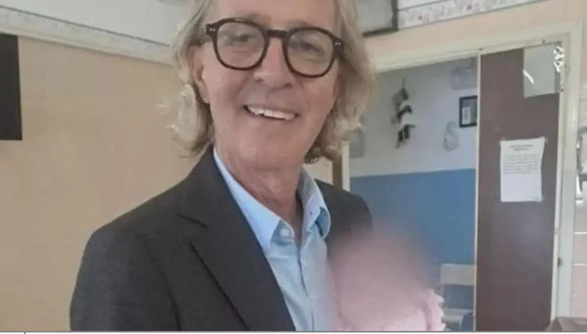 La piccola Fabiana in braccio al sindaco di Caulonia.