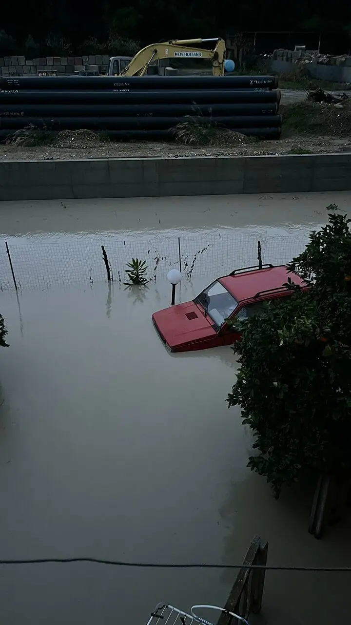 L'auto coperta dall'acqua