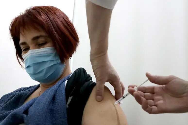 Donna sottoposta a vaccino