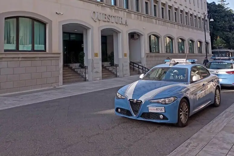 Auto della Polizia Questura