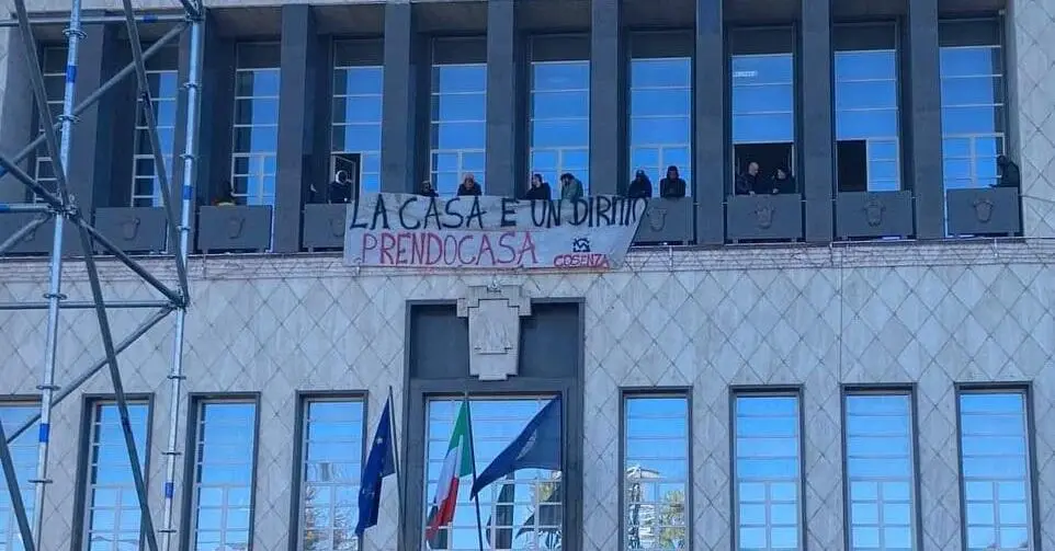 Prendocasa occupa il Comune di Cosenza