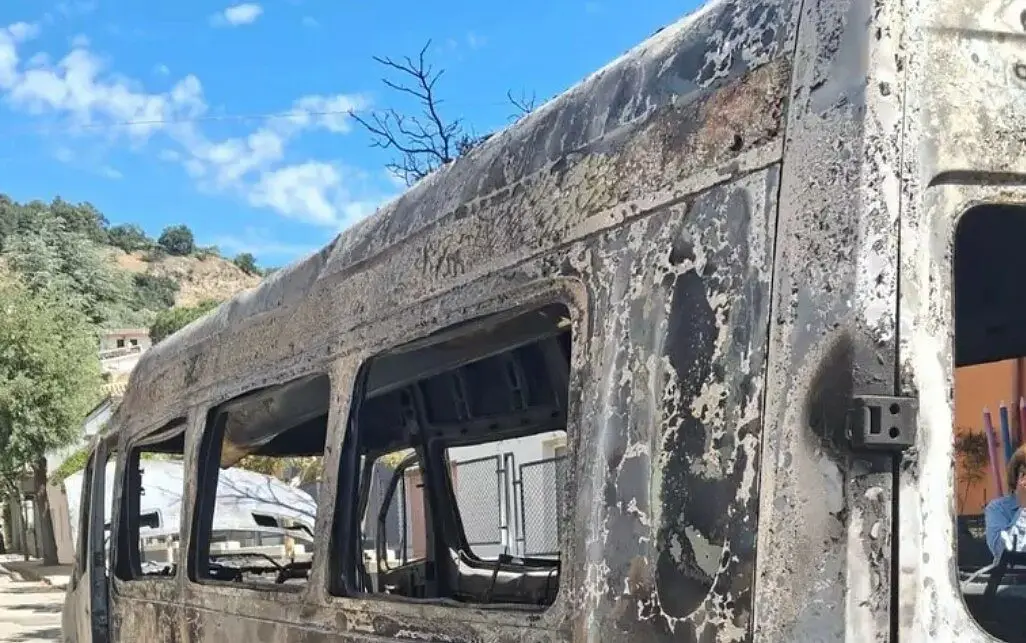 Lo scuolabus incendiato