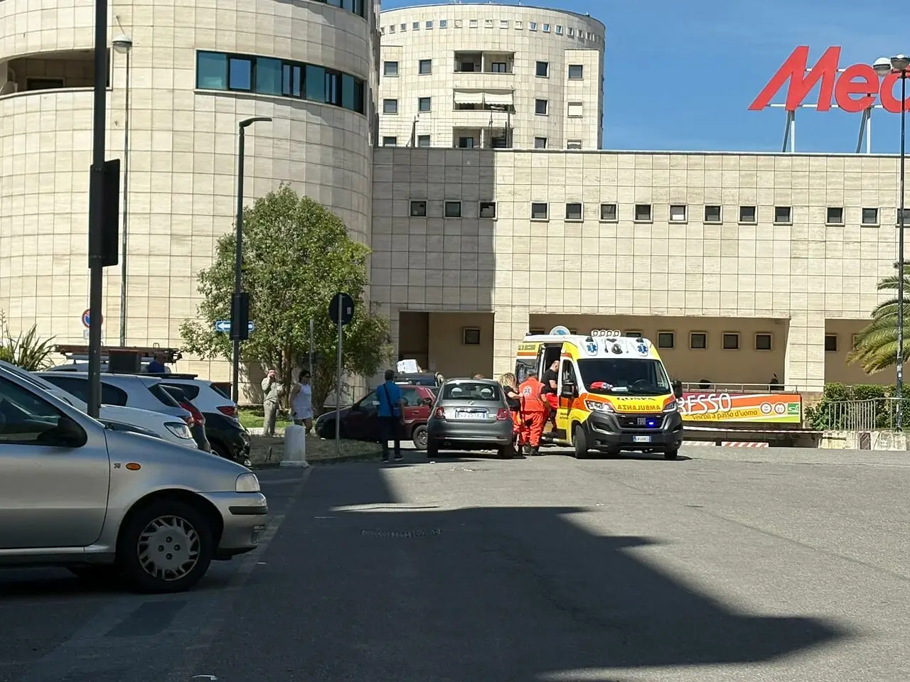 Un'ambulanza davanti al parcheggio chiuso del Metropolis