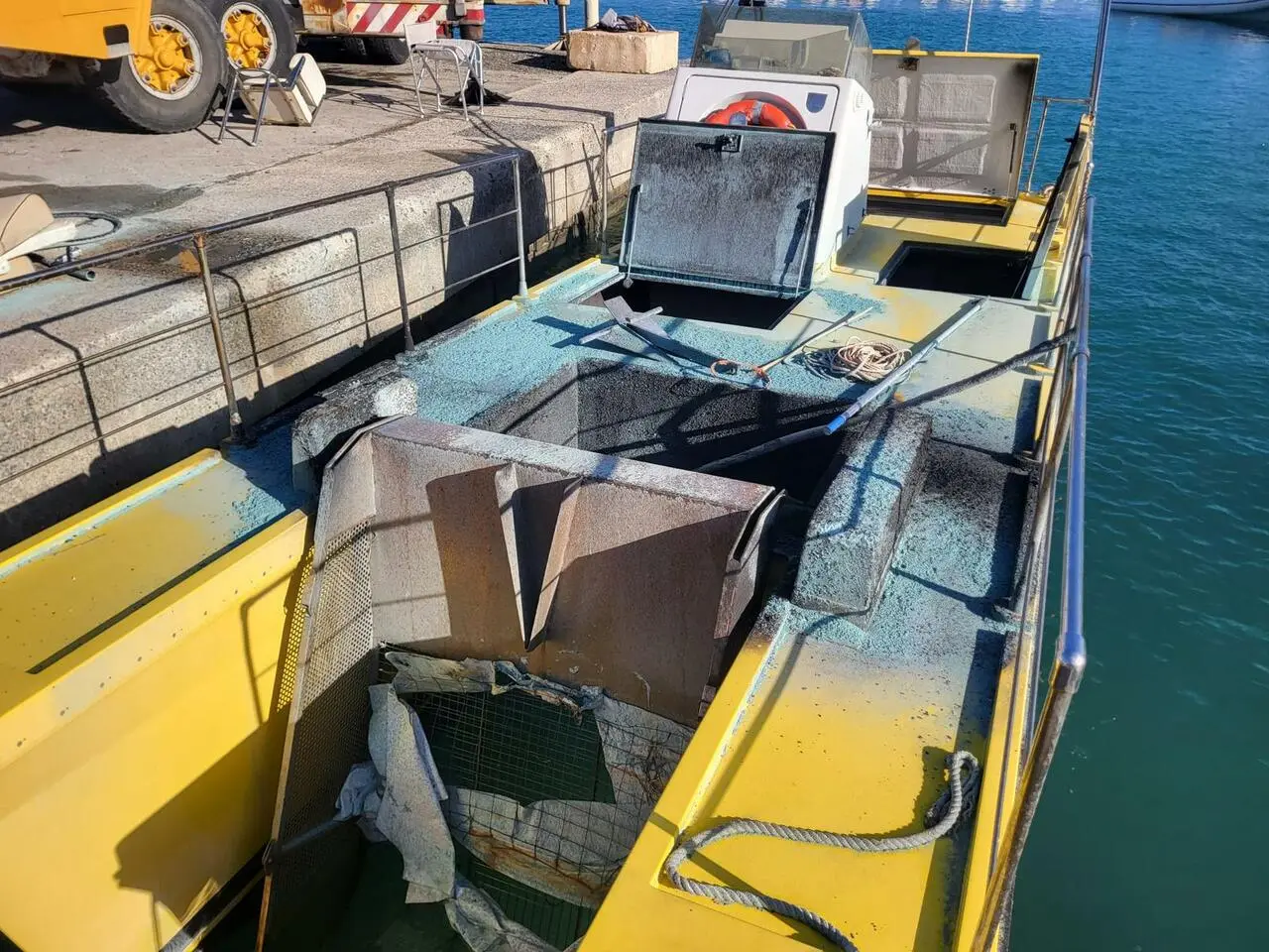 La barca data alle fiamme