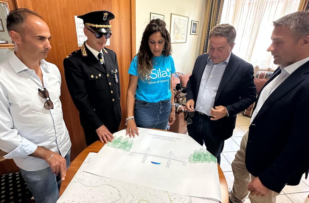Rosaria Succurro con progettisti pista ciclabile Lorica