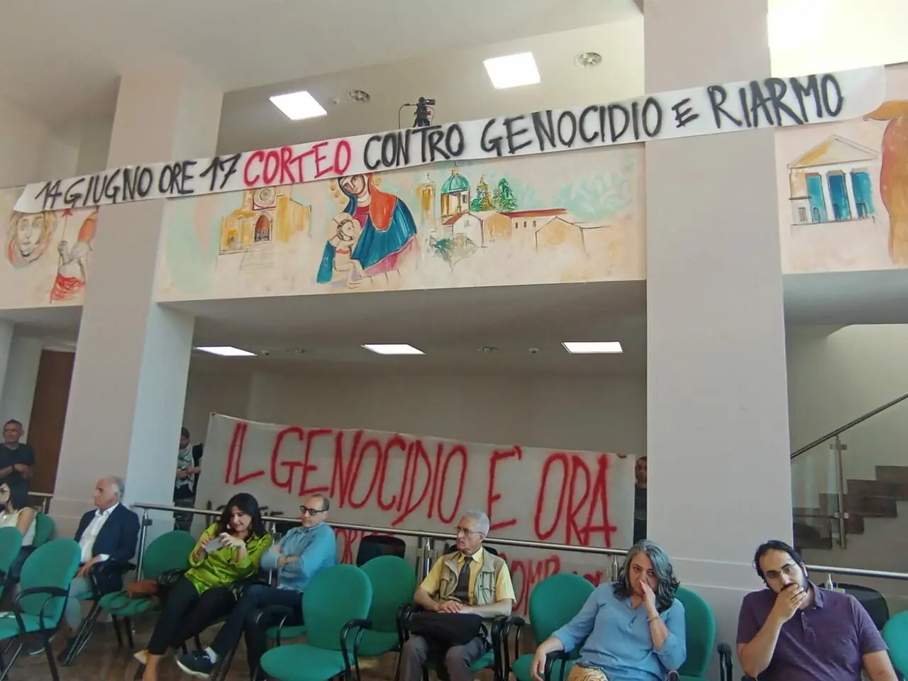 Striscioni pro Palestina in consiglio comunale a Cosenza