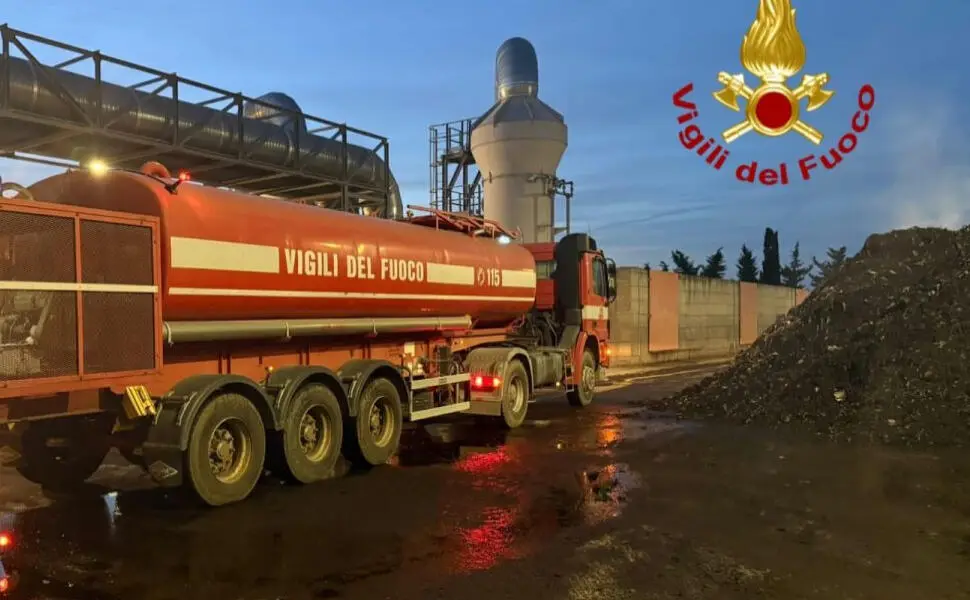 Vigili del fuoco a lavoro nell'impianto di Ecologia Oggi