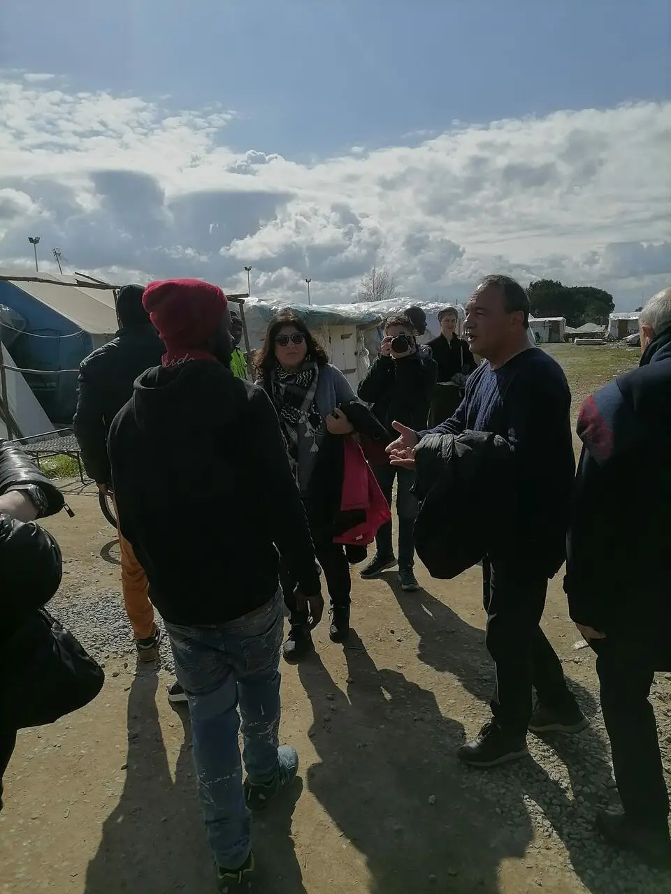 Mimmo Lucano nell'aerea della tendopoli di San Ferdinando