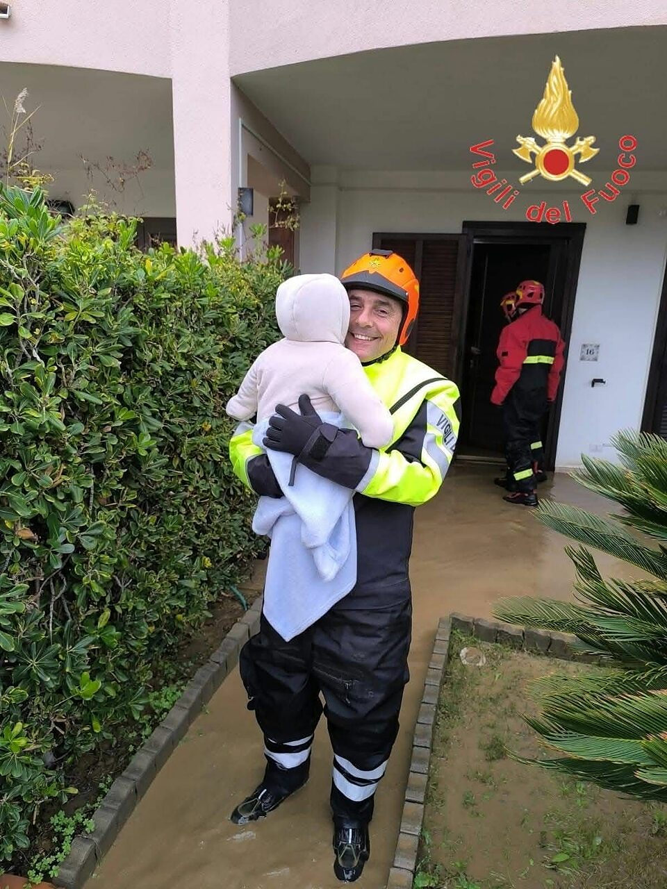 Il vigile del fuoco salva il bambino