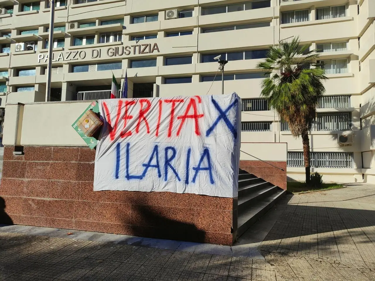 Lo striscione appeso al Tribunale di Cosenza