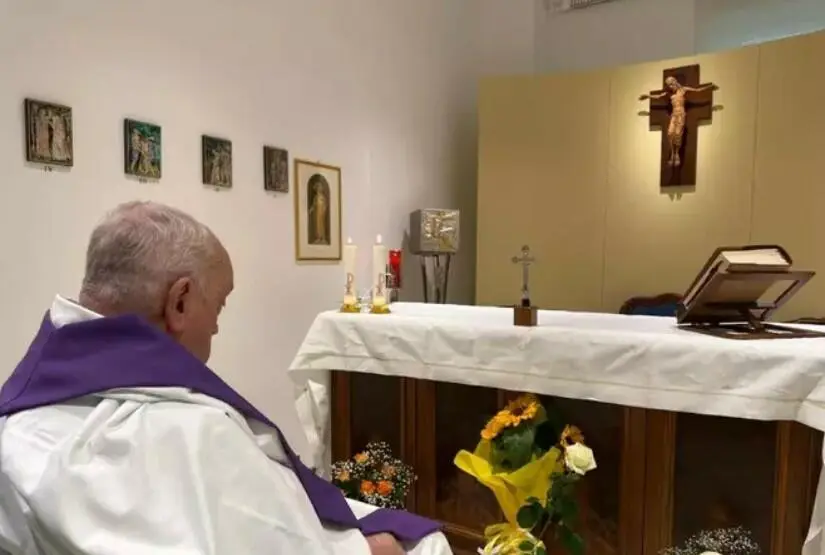 Il Papa nella chiesetta del Gemelli