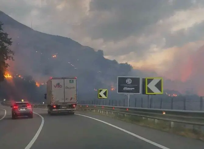 L'incendio visibile dalla Statale 107