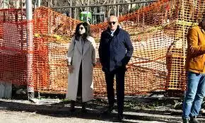 Il Sindaco di Cosenza Franz Caruso con l'assessore Incarnato, durante il sopralluogo.