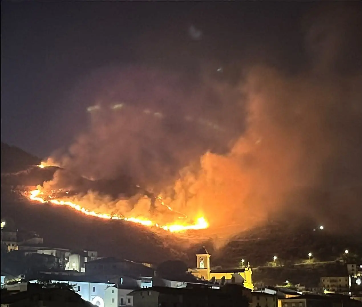 Le fiamme minacciano Lungro