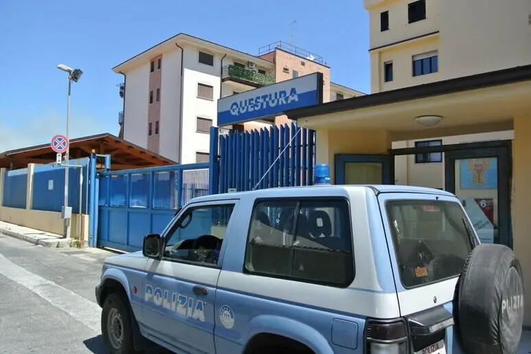 Macchina della polizia davanti la Questura