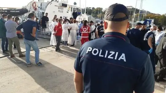 Agente di Polizia - Immigrazione Clandestina
