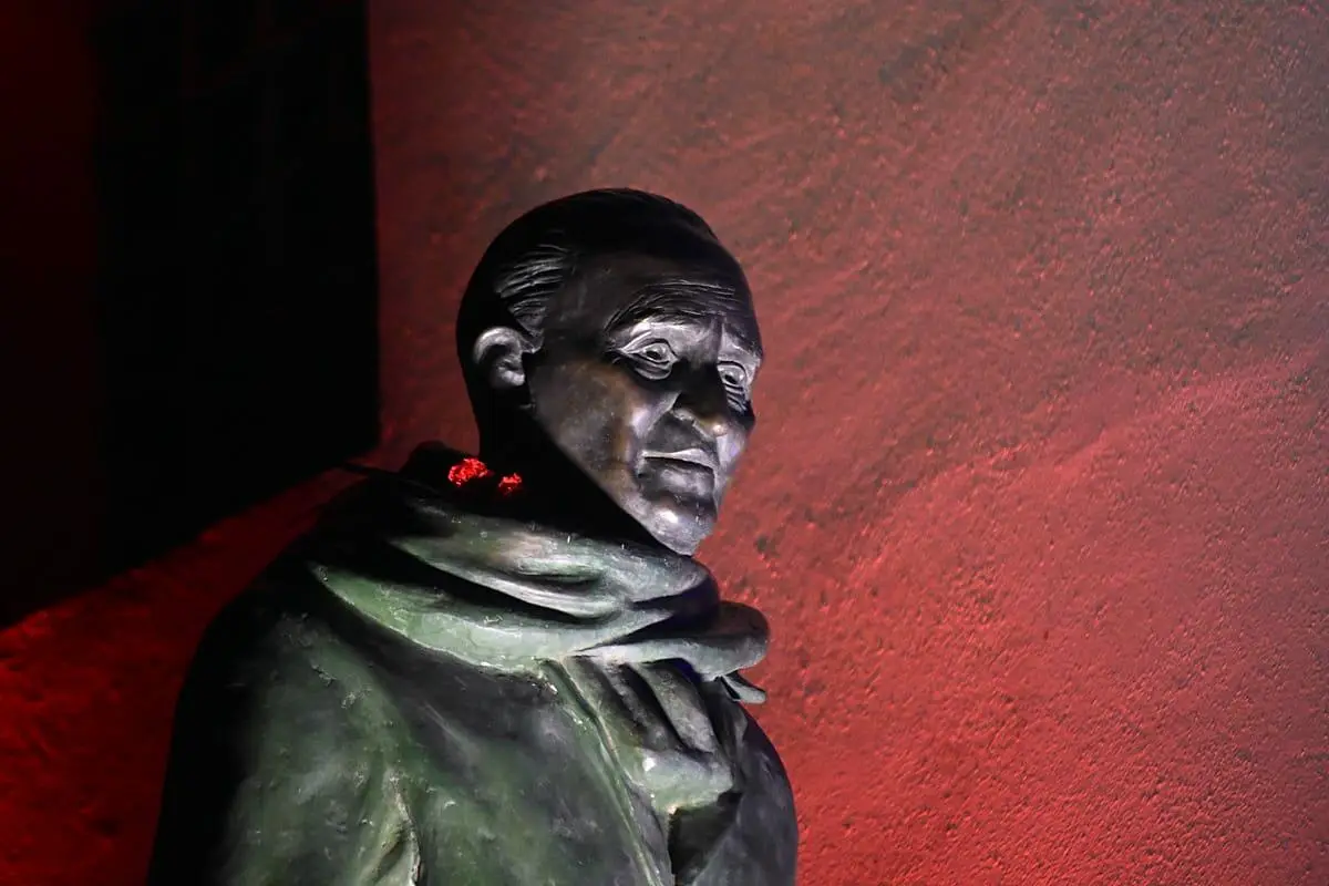 La statua di Giacomo Mancini