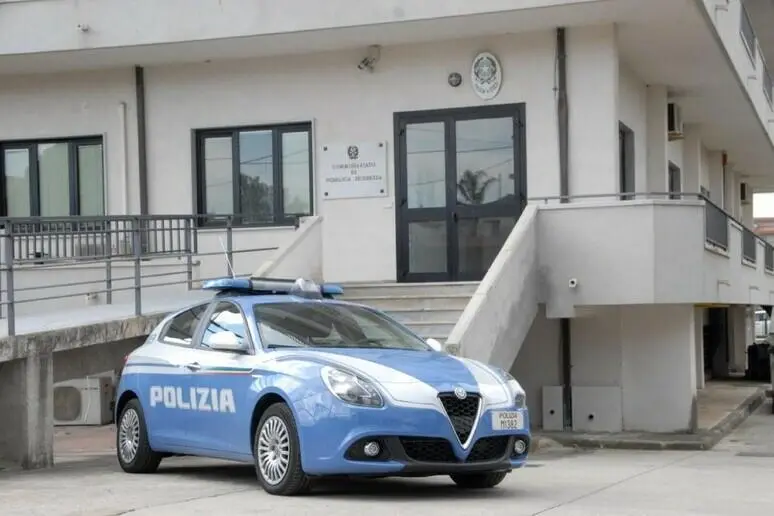 Auto della Polizia commissariato