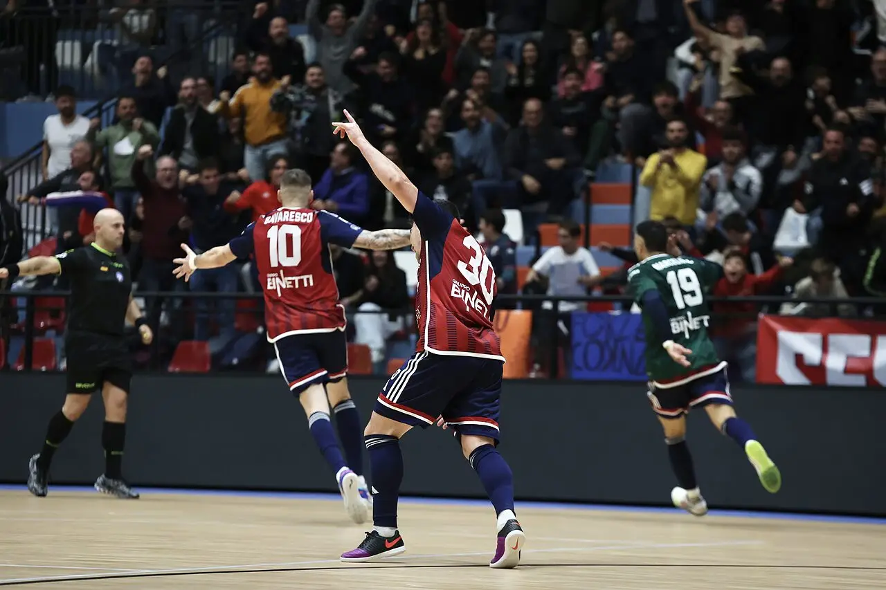 Esplode il PalaPirossigeno al gol del 4-4 di Marcelinho (foto Michele De Marco)