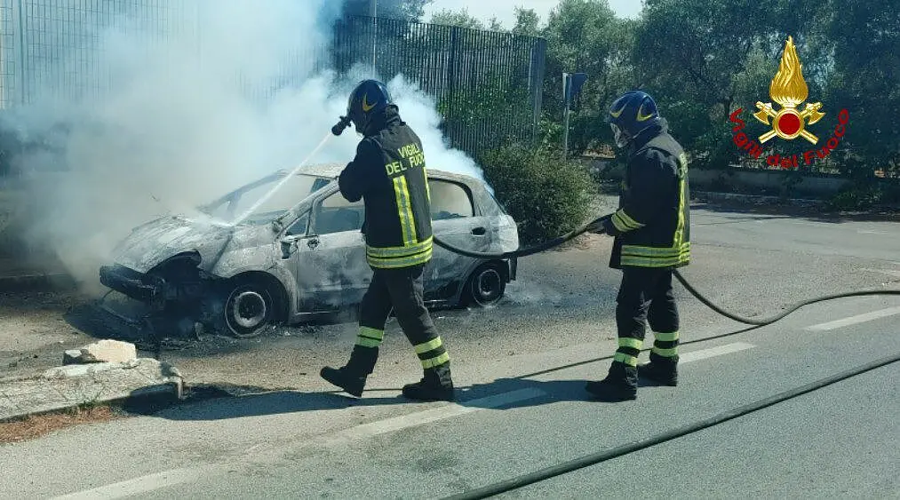 vigili del fuoco spengono incendio auto