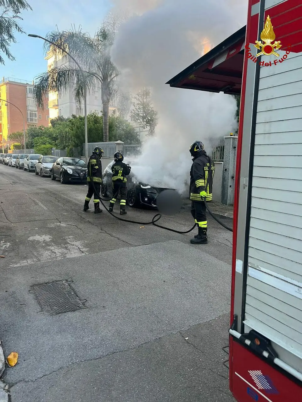 vigili del fuoco spengono auto in fiamme