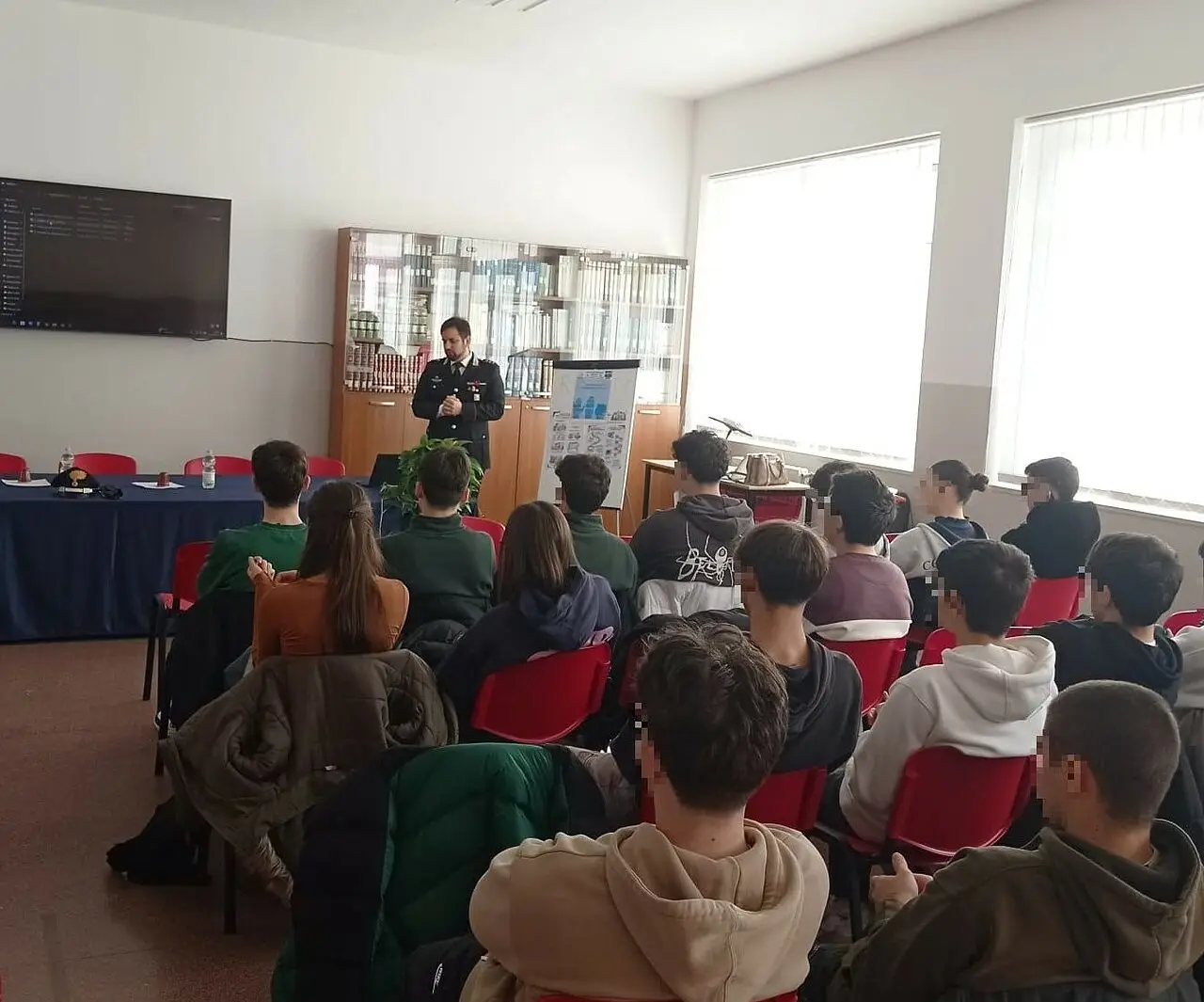 carabiniere in aula a Francavilla Fontana