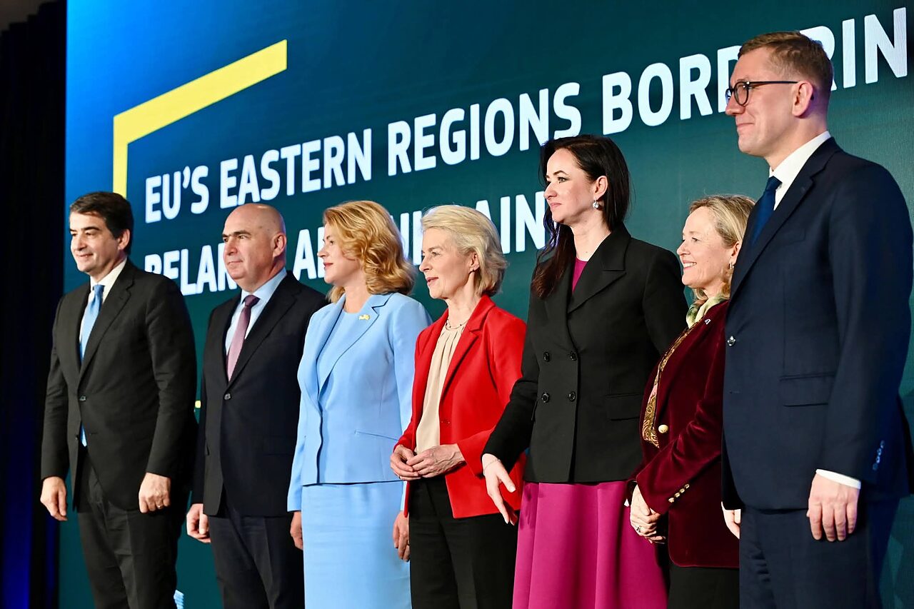 nella foto: la Presidente della Commissione UE Ursula von der Leyen, il Vice Presidente Raffaele Fitto, i Primi Ministri di Estonia, Lettonia, Lituania, Romania