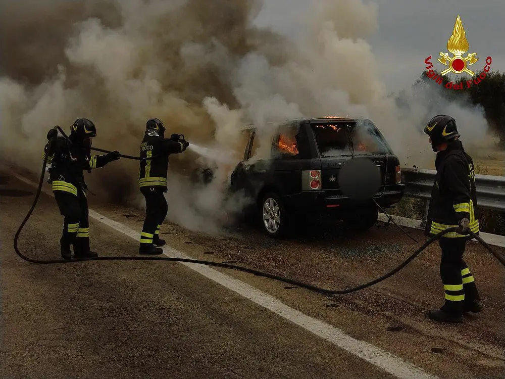 vigili del fuoco spengono incendio