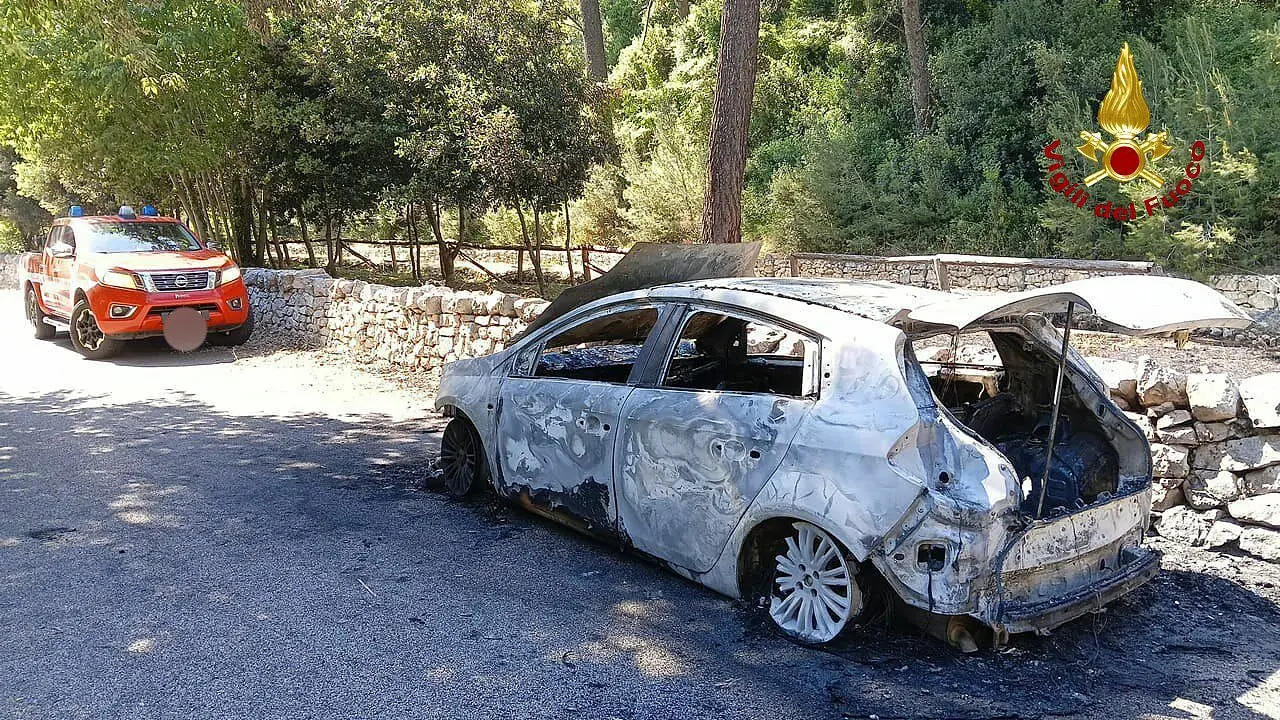 auto distrutta da fiamme