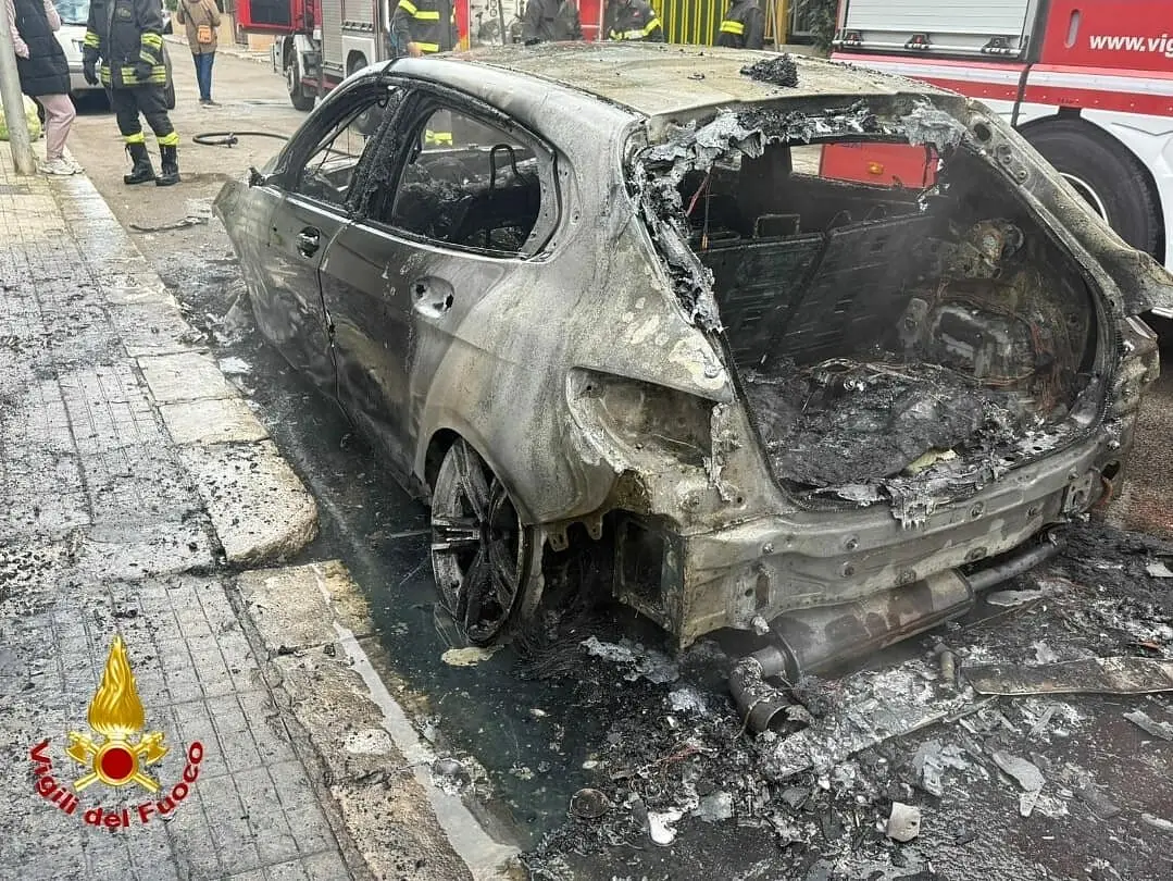 auto distrutta incendio brindisi