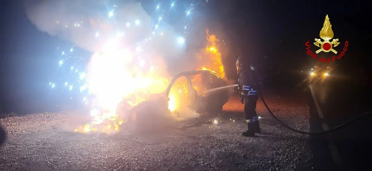 auto incendiata