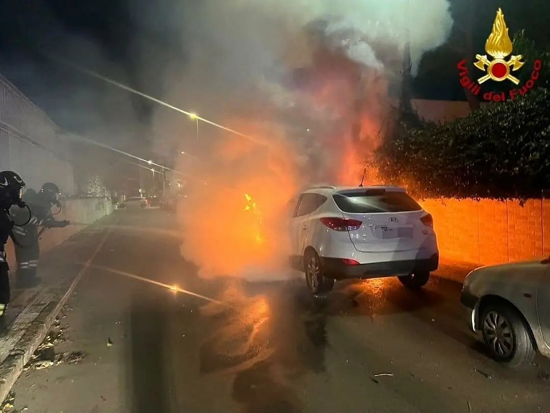 auto in fiamme