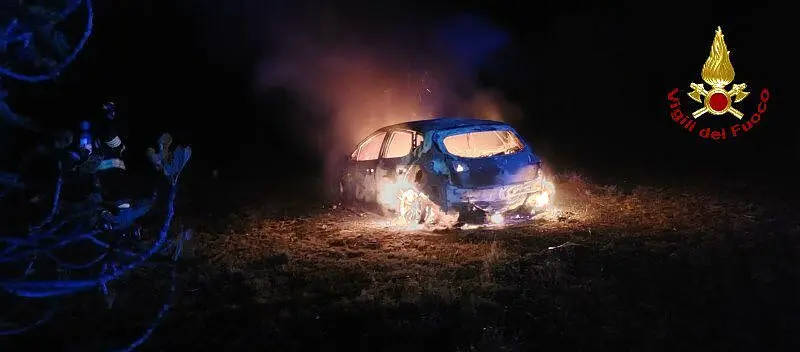 auto distrutta incendio