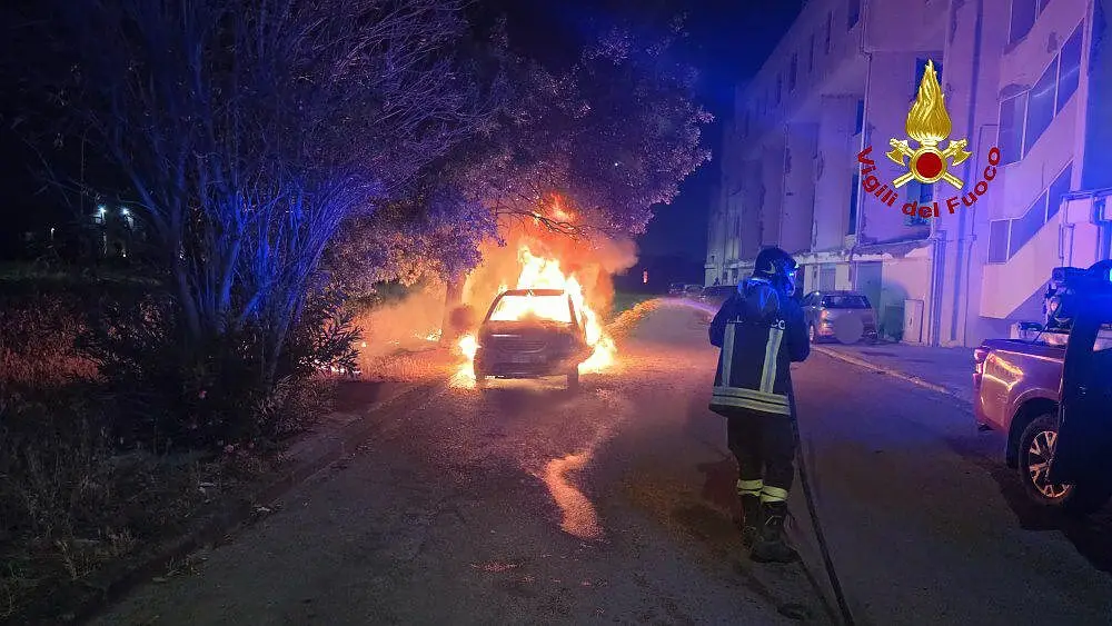 vigile del fuoco incendio auto