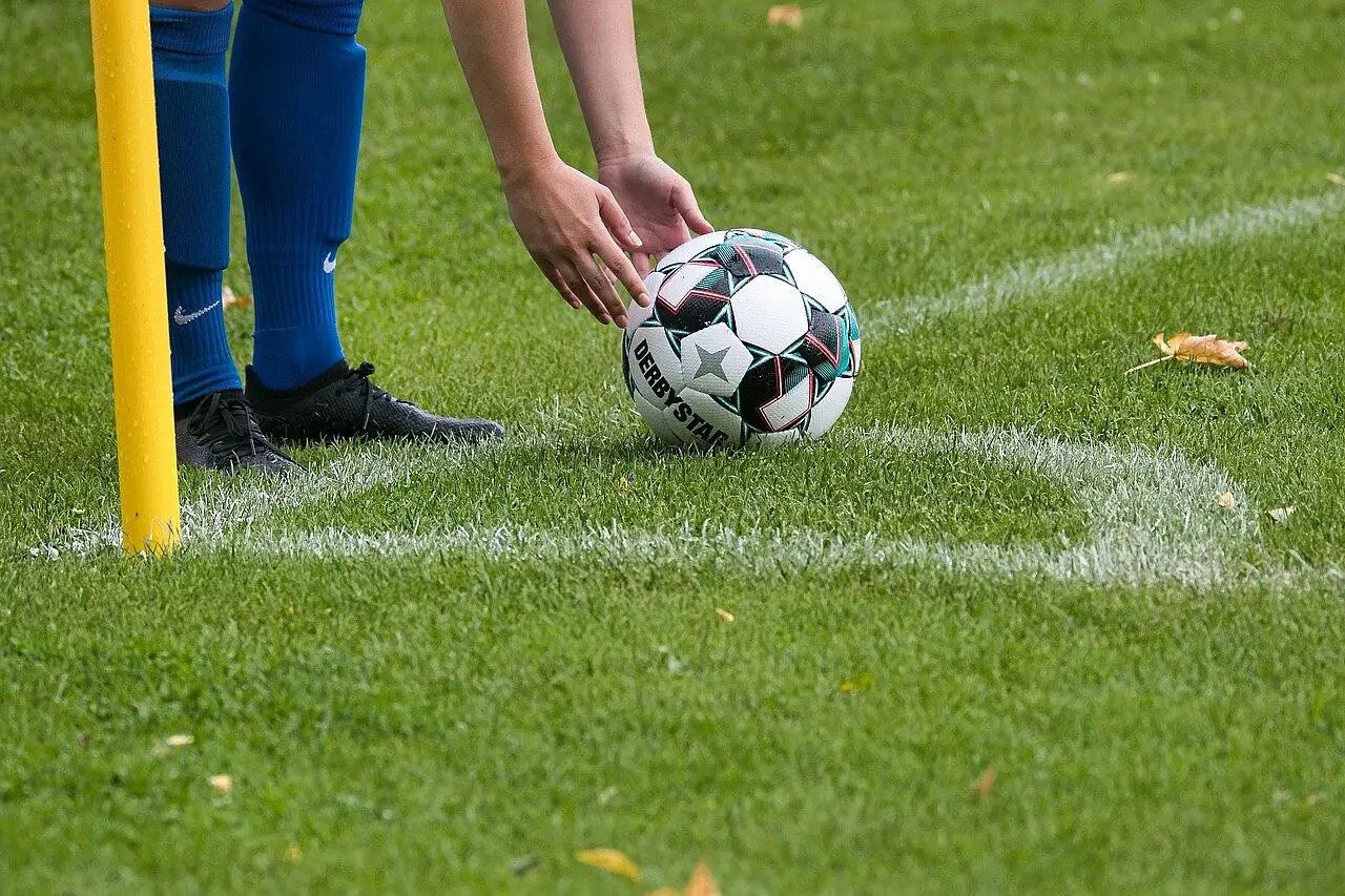 calcio ragazzo batte calcio d'angolo
