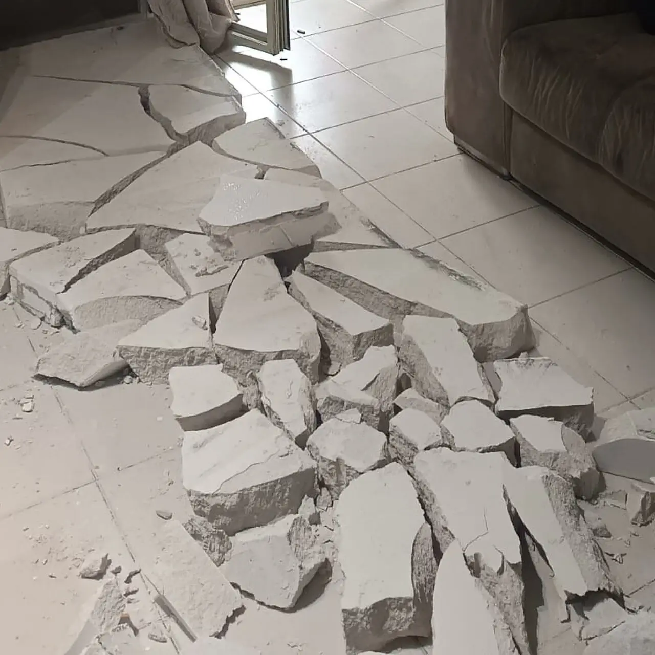 pezzi di muro crollato brindisi