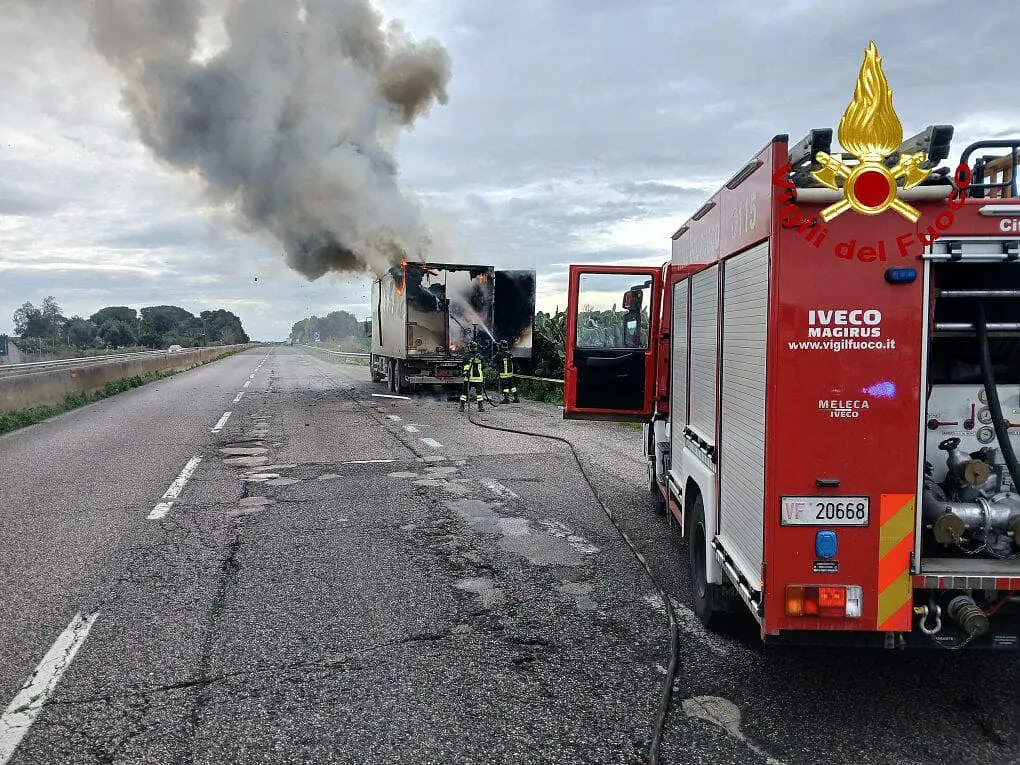 camion in fiamme torchiarolo