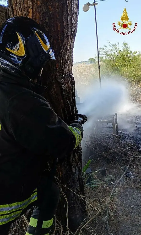 vigile del fuoco spegne incendio