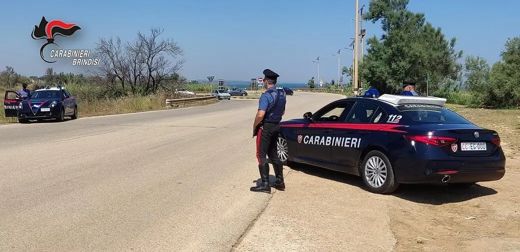 Volante e agente carabinieri Brindisi