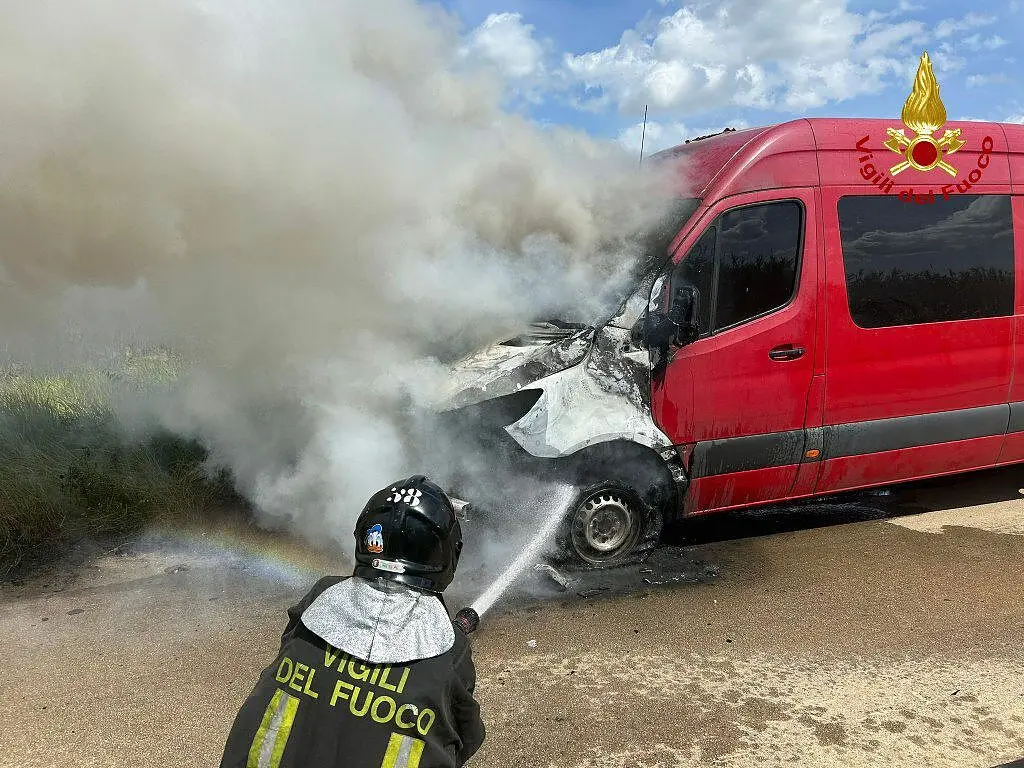 furgone in fiamme