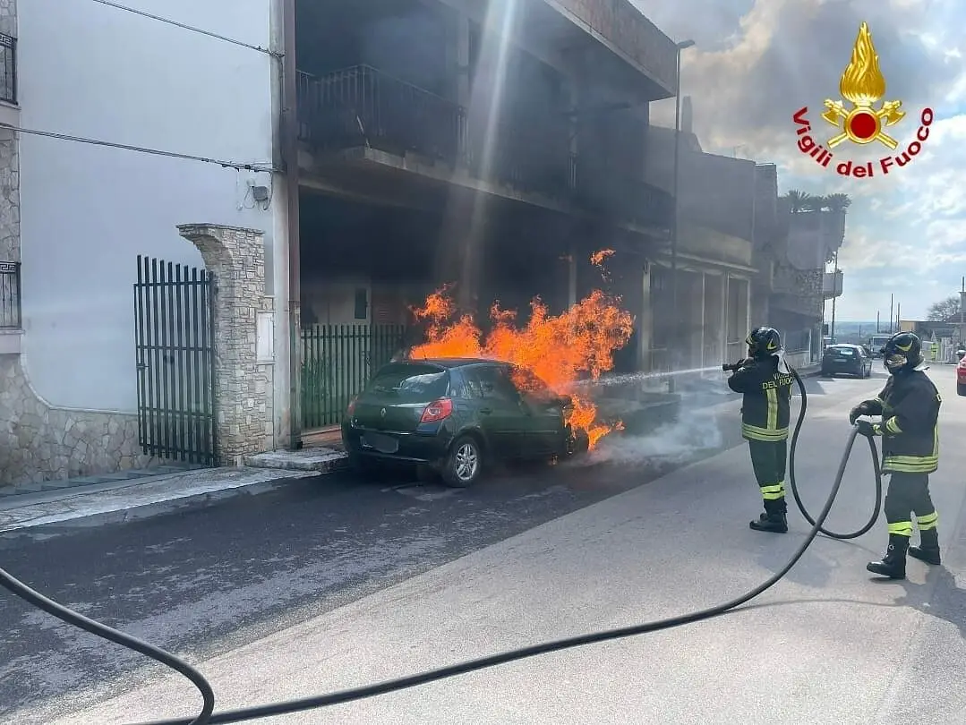 vigili del fuoco spengono incendio