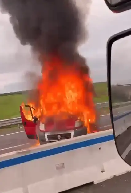furgone dato alla fiamme