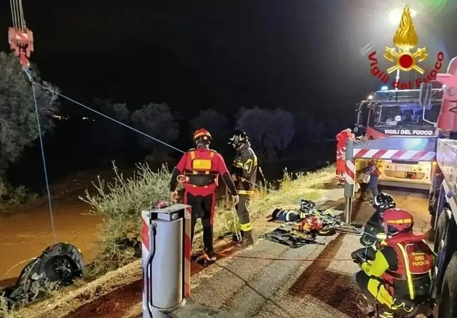 vigili del fuoco alluvione brindisi