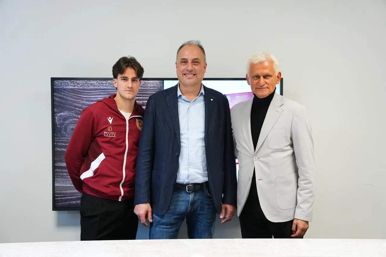 Fabrizio Melloni (al centro) con Edoardo Pieragnolo e il vicepresidente e dg granata Vittorio Cattani