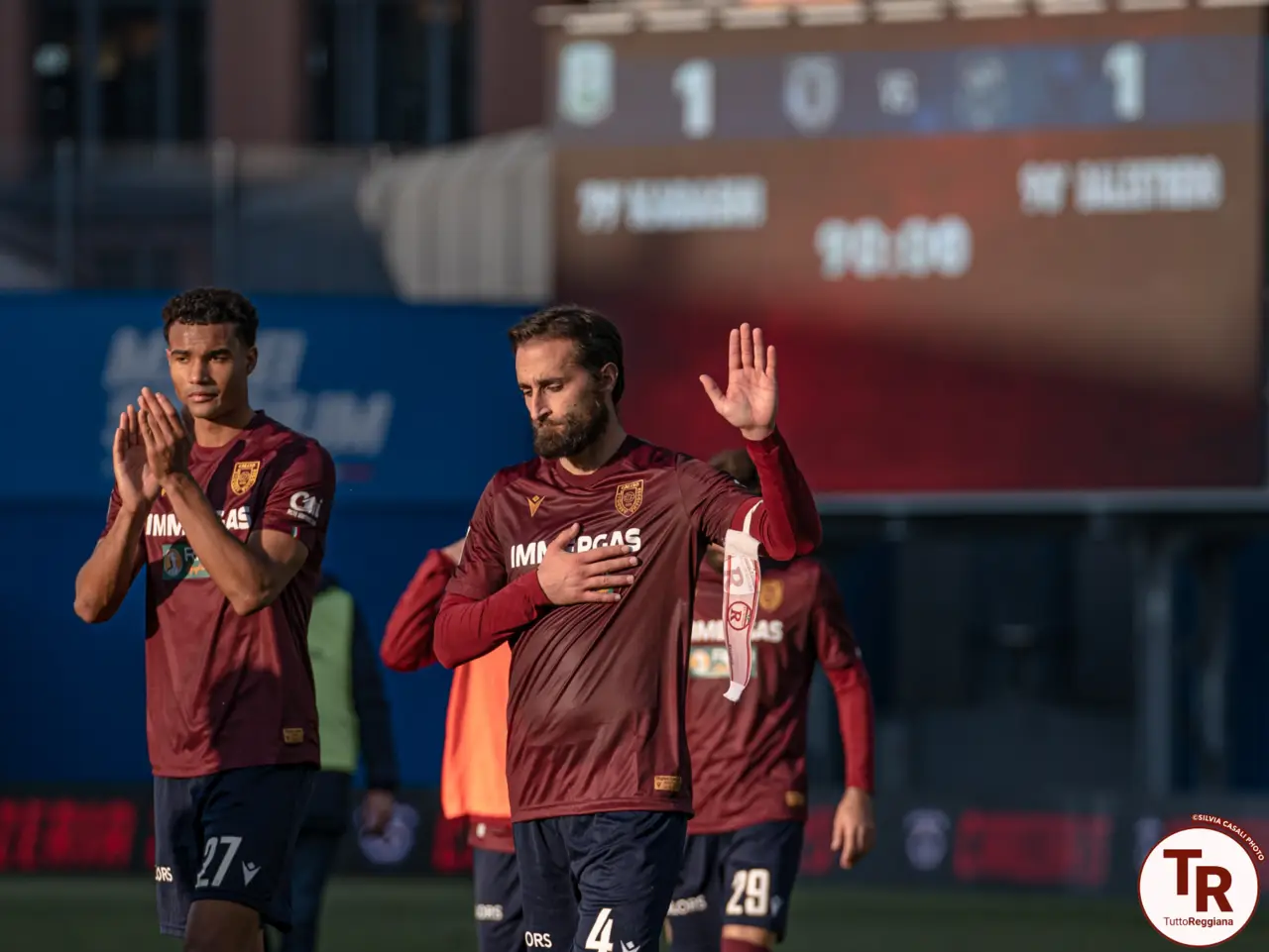 I granata chiedono scusa ai tifosi dopo il triplice fischio - foto Silvia Casali