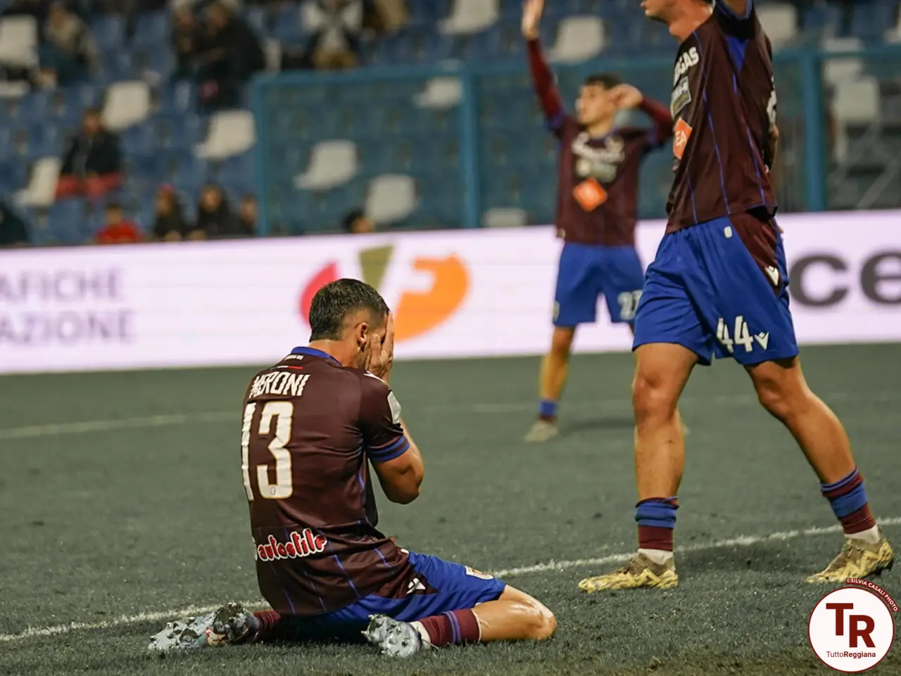 La disperazione di Meroni per l'occasione mancata all'ultimo minuto - foto Silvia Casali