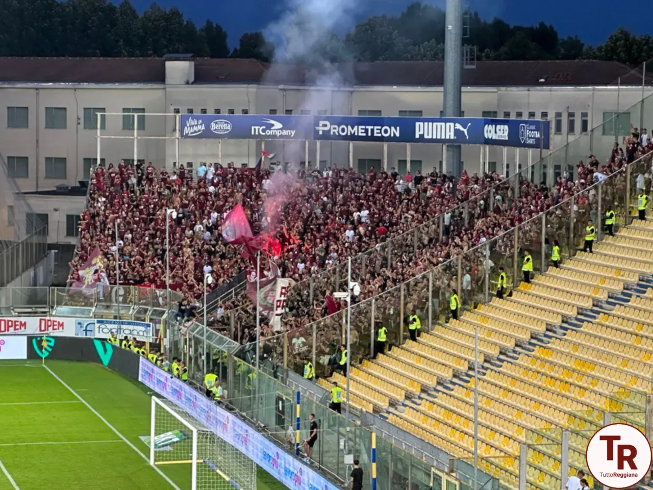 I tifosi granata al "Tardini" durante Parma-Reggiana del 2 settembre 2023