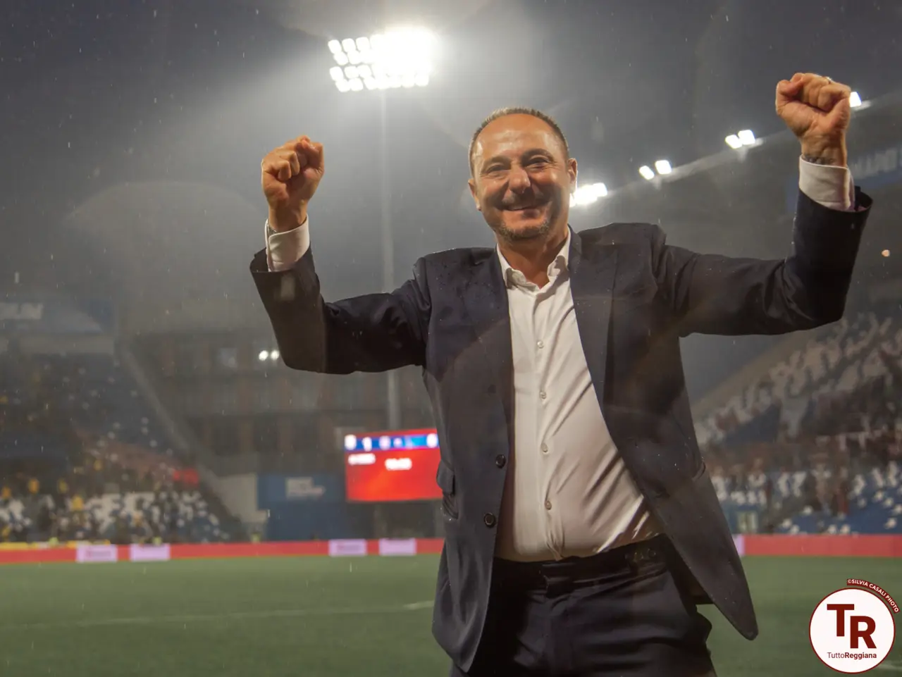 Il presidente festeggia sotto l'acquazzone dopo la vittoria nel derby - foto Silvia Casali